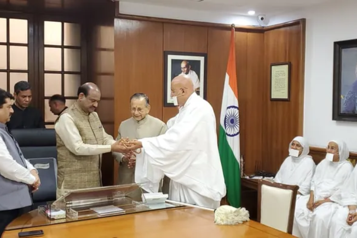 Shri Om Birla with Param Gurudev Shree Namramuni Maharaj Saheb