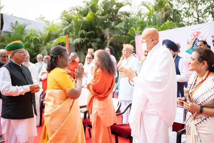 Smt. Droupadi Murmu with Param Gurudev Shree Namramuni Maharaj Saheb